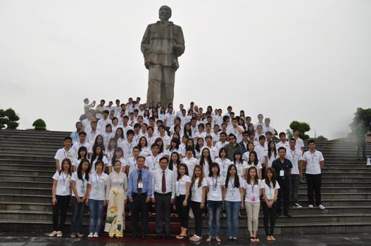Thanh niên, sinh viên kiều bào về thăm quê Bác
